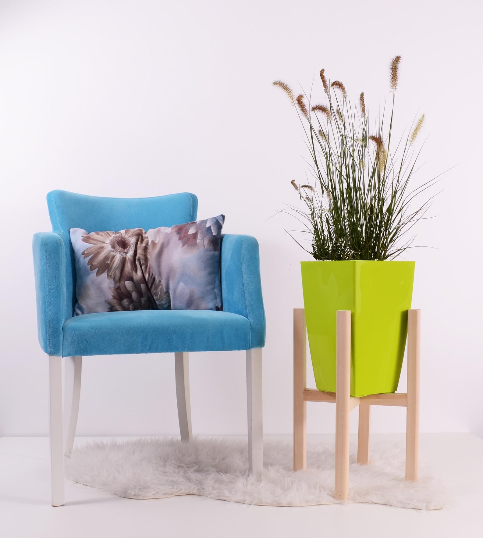 fauteuil et pot de fleurs