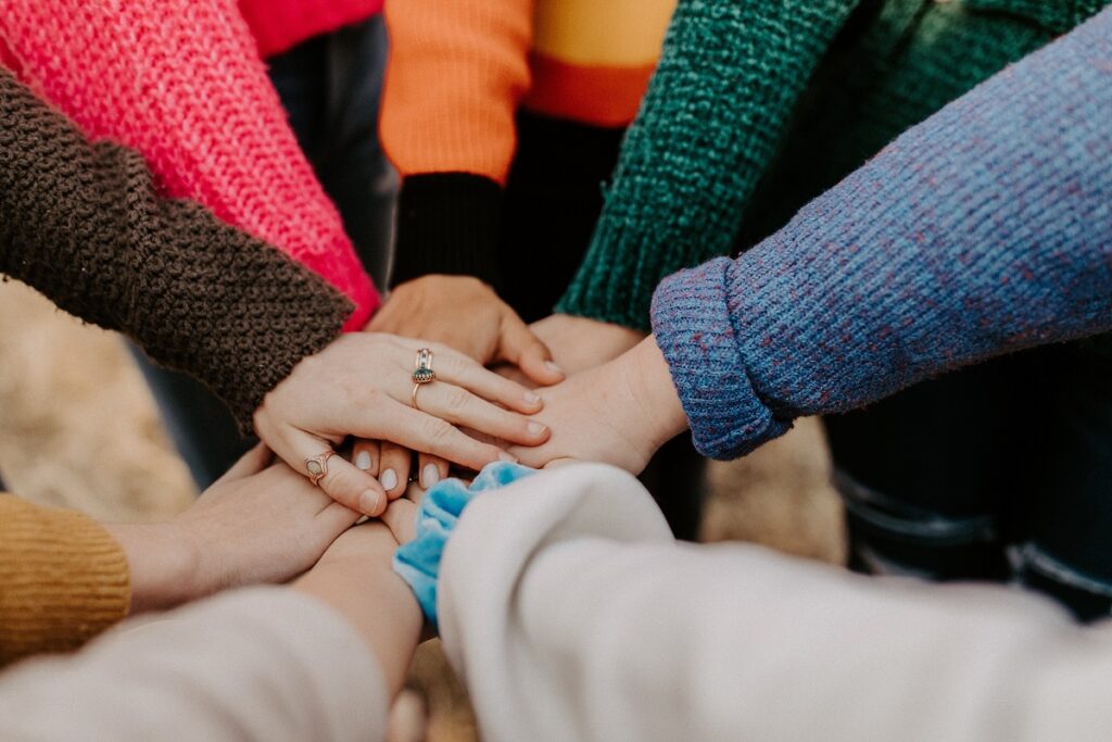 assemblement de main les unes sur les autres, solidarité