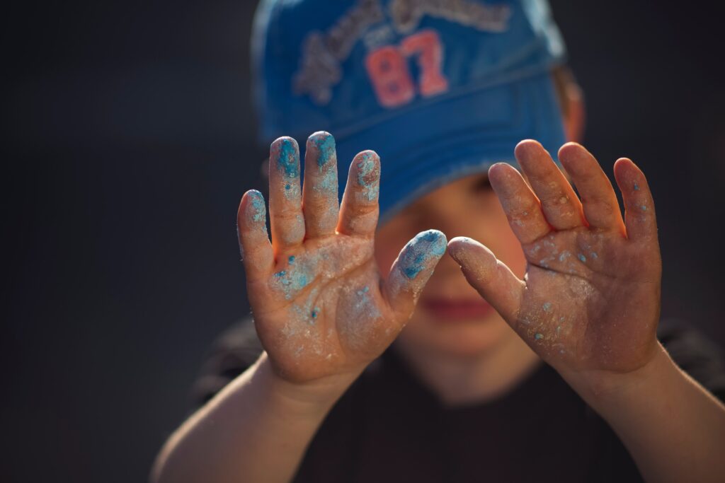 Enfant qui montre ses mains ouvertes - LSF meternelle