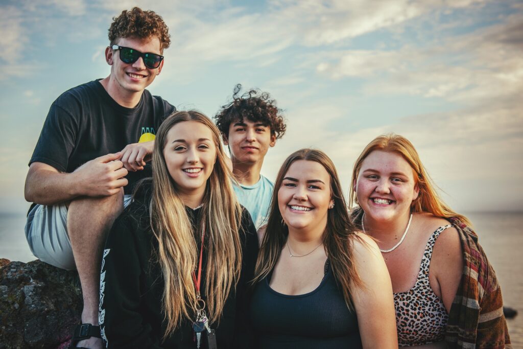 groupe de 5 jeunes souriant