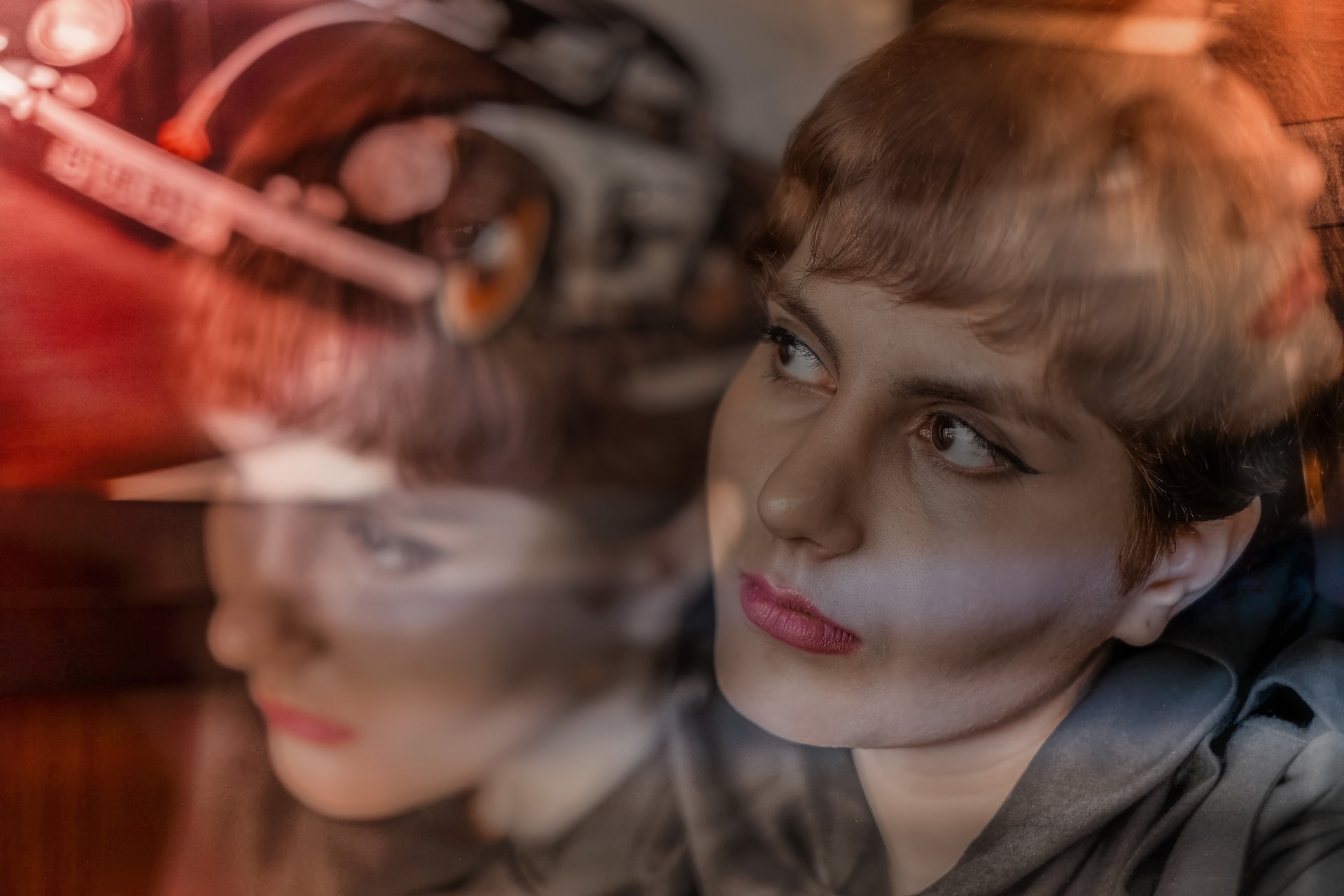 Une femme ayant handicap invisible. portrait en double exposition